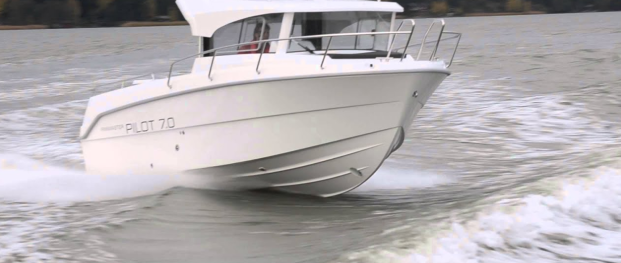 Motorboot Alpha II, Finnmaster Pilothouse Motorboot mit 150 PS für bis zu 7 Personen mieten
