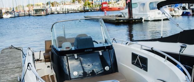 Motorboot Alpha IV, 115 PS, sparsames Boot, für bis zu 6 Wassersport Begeisterte. mieten