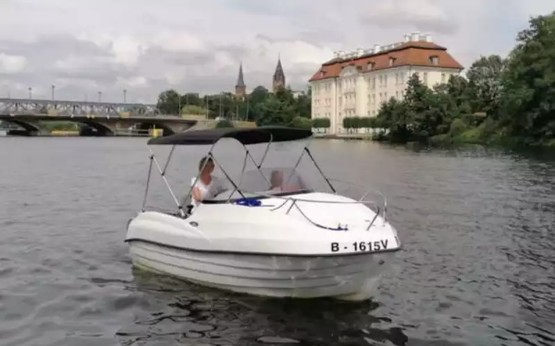 Führerscheinfreies Motorboot Beluga 2