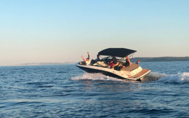 Boote auf Trailer Christel 4 - Sea Ray 190 SPXE Bild 1