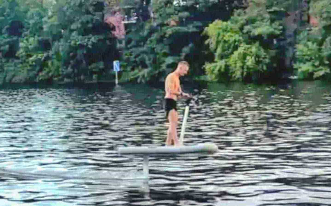 eFoilen eFoil mieten Berlin Fliteboard Flitescooter Anfängerkurs Bild 3