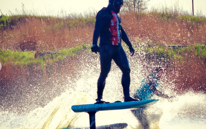 eFoilen Hydrofoil-Surfing Bild 2