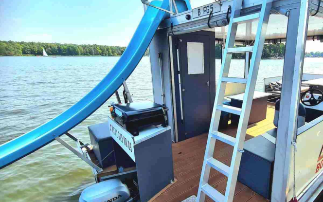Floss 18 Pers. Partyboot mit Rutsche mieten Berlin Köpenick 15 PS ohne Führerschein mit WC Bild 4