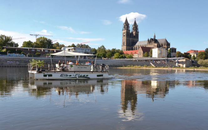 Floss Elbefloß 1 mit Sonnendach, WC und Bootsführer Bild 3