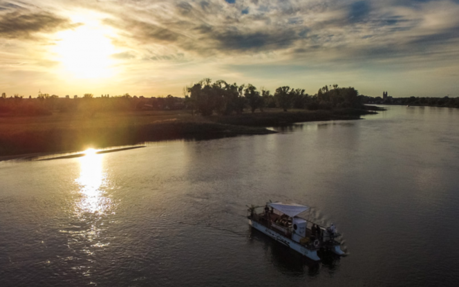 Floss Elbefloß 1 mit Sonnendach, WC und Bootsführer Bild 2