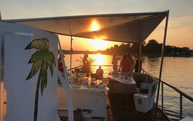 Floss Elbefloß 2 mit Sonnendach, WC und Bootsführer Bild 3