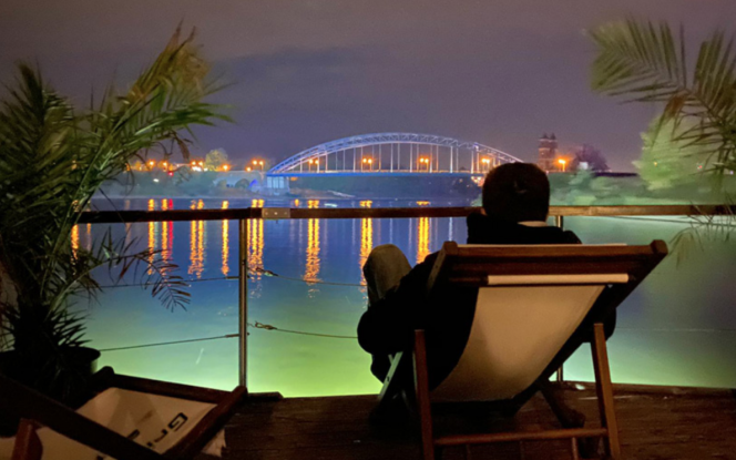 Floss Elbefloß 2 mit Sonnendach, WC und Bootsführer Bild 4