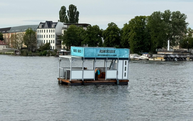 Floss Floß mieten in Berlin – Rumtreiber II - Partyfloß für bis zu 8 Personen Bild 1