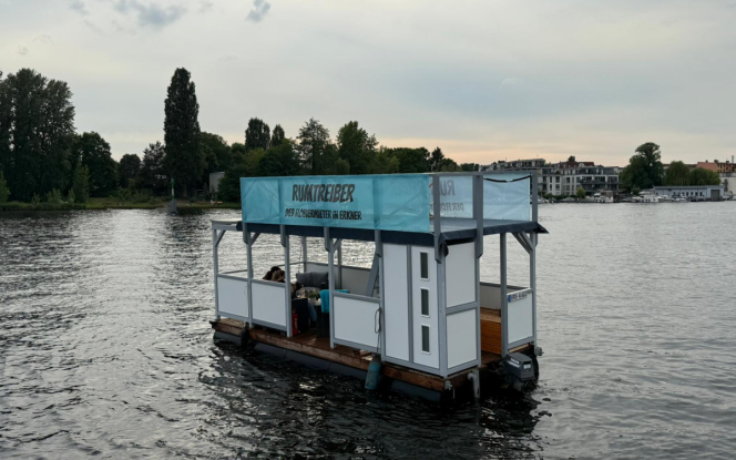 Floss Floß mieten in Berlin – Rumtreiber II - Partyfloß für bis zu 8 Personen Bild 2