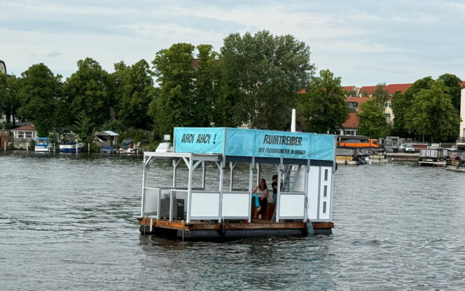 Floss Floß mieten in Berlin – Rumtreiber II - Partyfloß für bis zu 8 Personen Bild 4