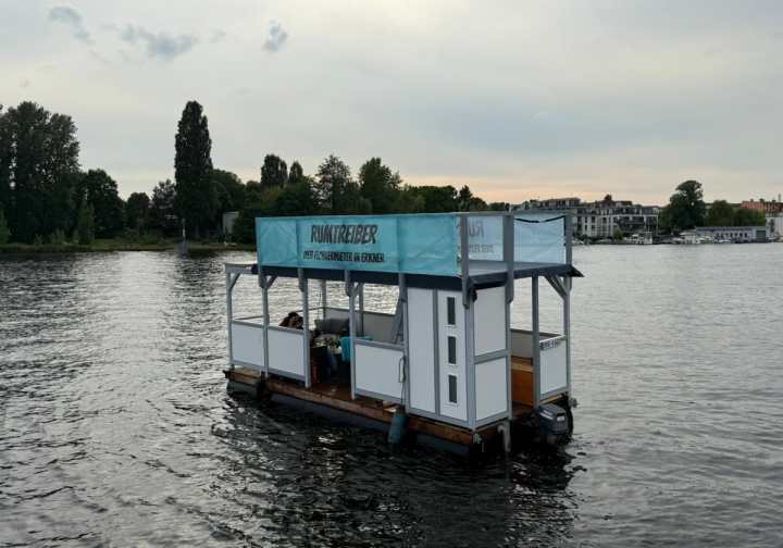 Floss Floß mieten in Berlin ? Rumtreiber II - Partyfloß für bis zu 8 Personen Bild 2