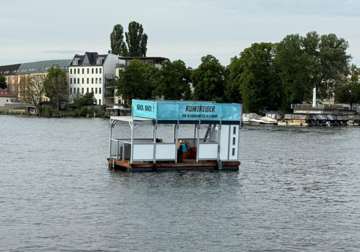 Floss Floß mieten in Berlin ? Rumtreiber II - Partyfloß für bis zu 8 Personen Bild 1