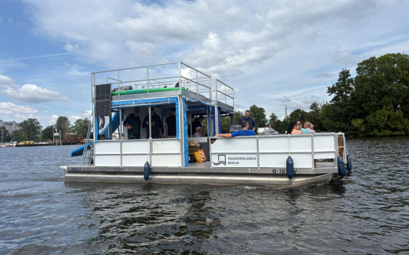 Floss IsLa II Grillboot - Eventboot - auf dem Tegeler See - bis zu 14 Personen - Wassererlebnis-Berlin mit Rutsche Bild 1