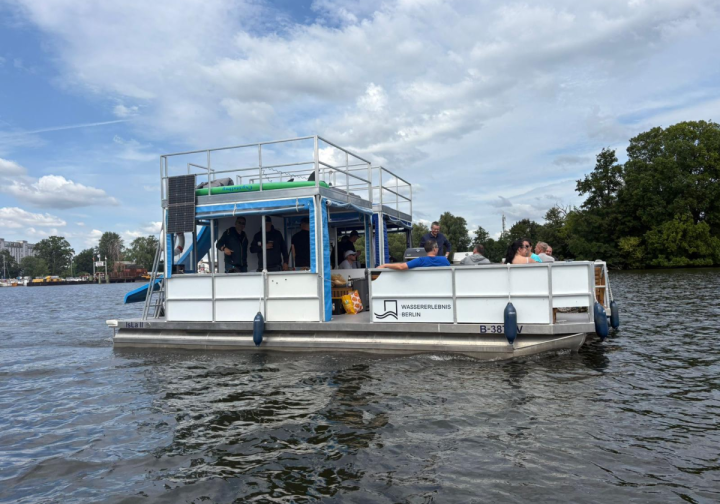 Floss IsLa II Grillboot - Eventboot - auf dem Tegeler See - bis zu 14 Personen - Wassererlebnis-Berlin mit Rutsche Bild 1