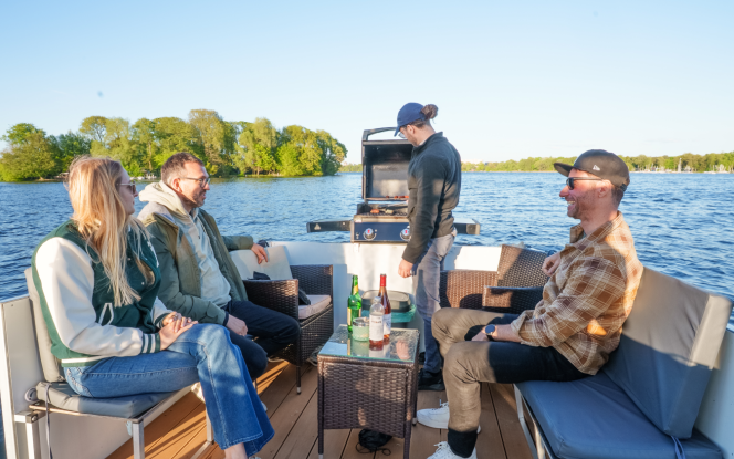 Floss Motorkatamaran ”Tegeler Fee” Bild 4