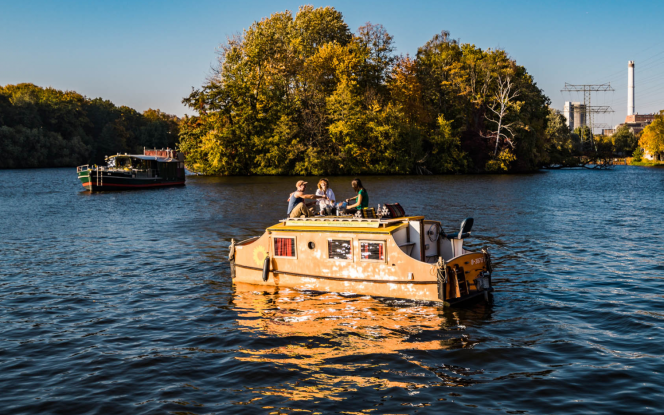 Hausboot Wasserkutsche Hausboot für 2-4 Personen Bild 1