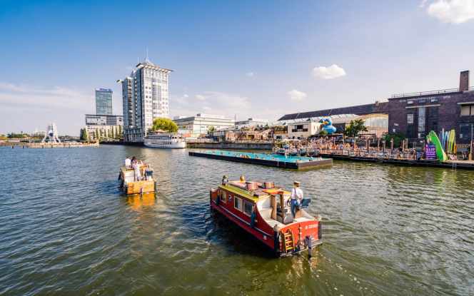 Hausboot Wasserkutsche Hausboot für 2-4 Personen Bild 2