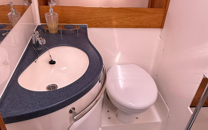 Motorboot 10 Personen Luxus Yacht mit Skipper / Blue Star Bild 10