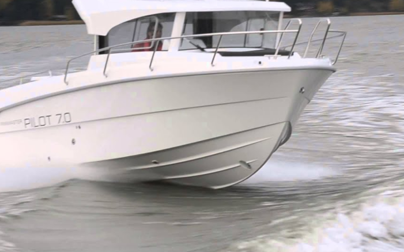 Motorboot Alpha II, Finnmaster Pilothouse Motorboot mit 150 PS für bis zu 7 Personen Bild 1