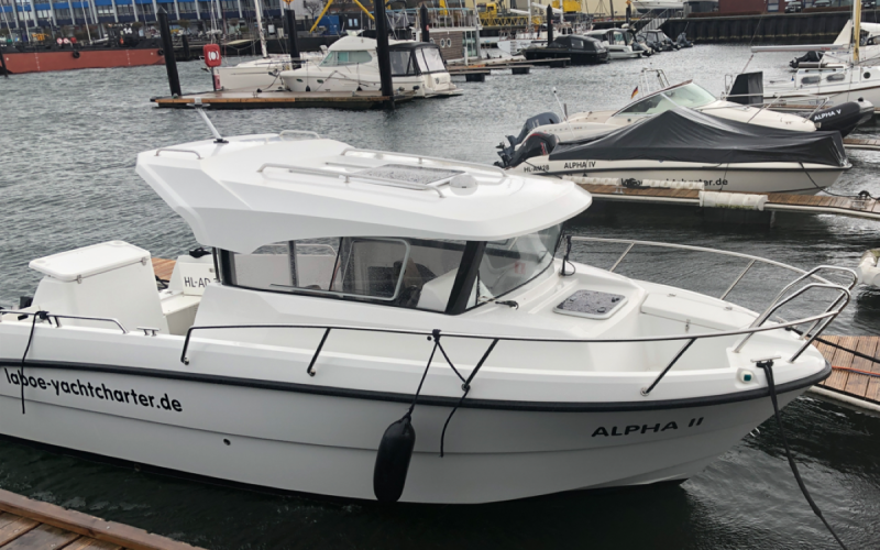 Motorboot Alpha II, Finnmaster Pilothouse Motorboot mit 150 PS für bis zu 7 Personen Bild 2
