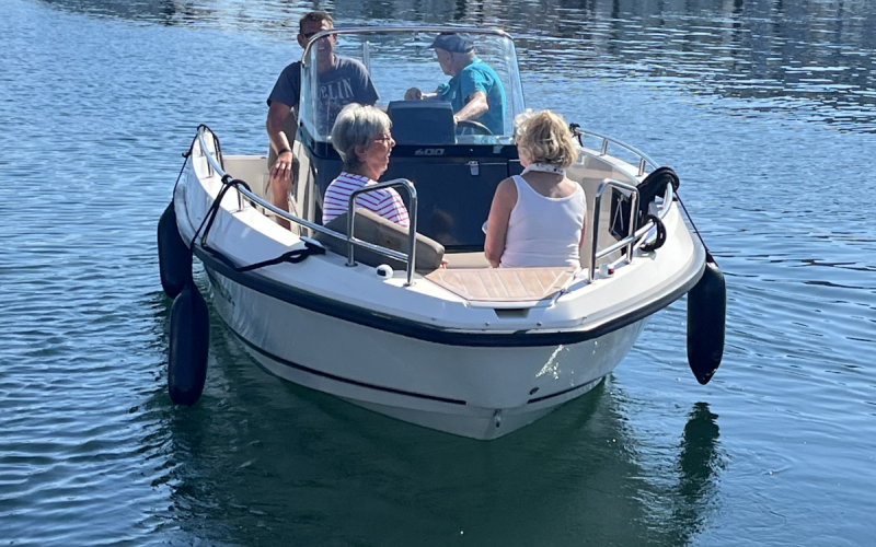 Motorboot Alpha IV, 115 PS, sparsames Boot, für bis zu 6 Wassersport Begeisterte. Bild 7