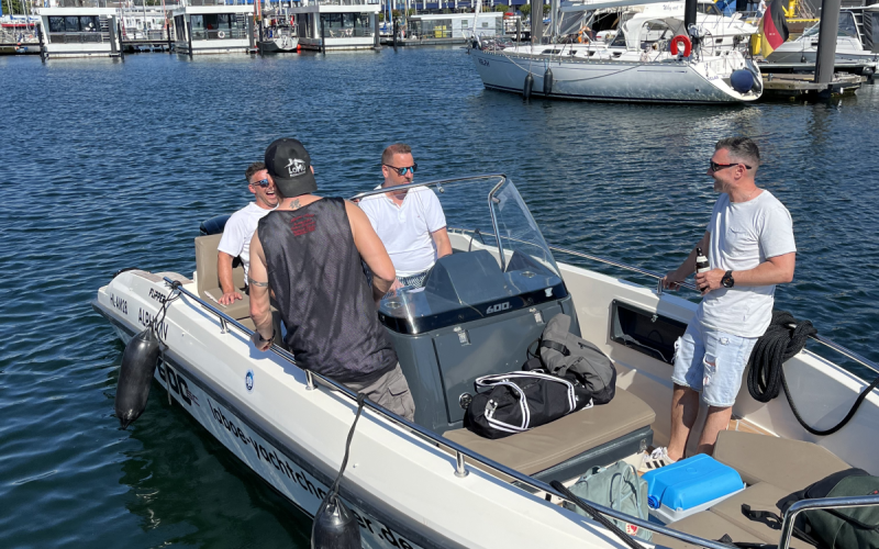 Motorboot Alpha IV, 115 PS, sparsames Boot, für bis zu 6 Wassersport Begeisterte. Bild 6