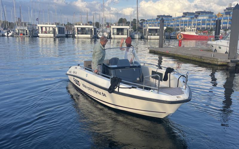 Motorboot Alpha IV, 115 PS, sparsames Boot, für bis zu 6 Wassersport Begeisterte. Bild 3