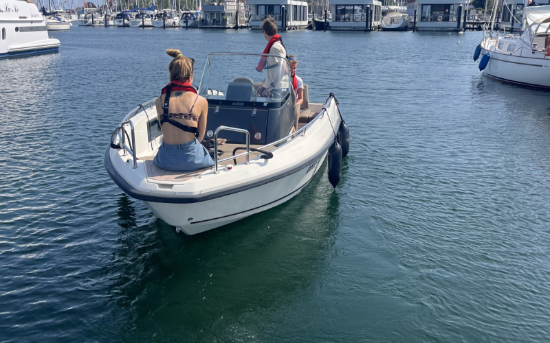 Motorboot Alpha IV, 115 PS, sparsames Boot, für bis zu 6 Wassersport Begeisterte. Bild 5