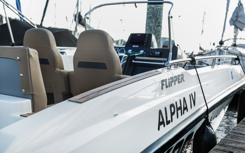 Motorboot Alpha IV, 115 PS, sparsames Boot, für bis zu 6 Wassersport Begeisterte. Bild 2