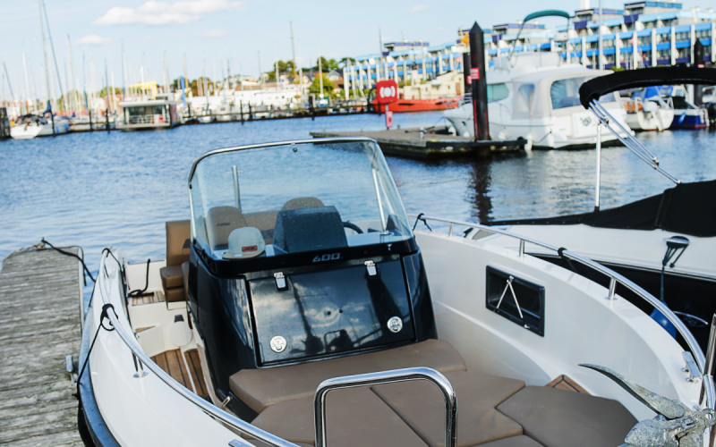 Motorboot Alpha IV, 115 PS, sparsames Boot, für bis zu 6 Wassersport Begeisterte. Bild 1