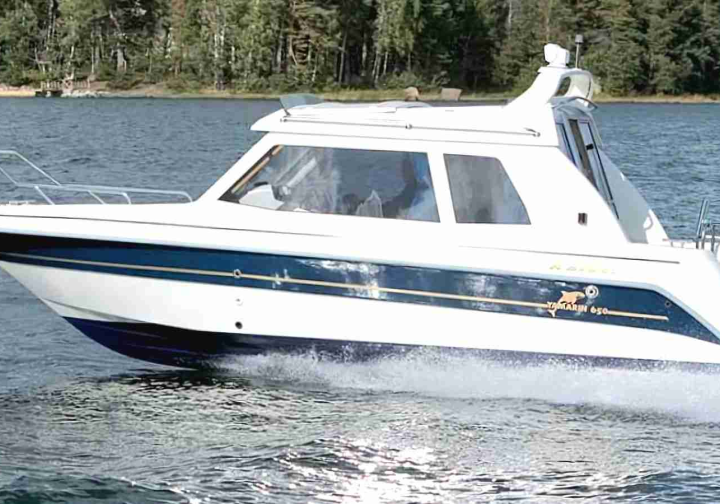 Motorboot Boot mit Kajüte Angelboot mieten Berlin Bild 1