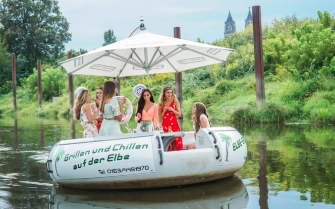 Motorboot Donut-Boot 3 mit integriertem Holzkohlegrill Bild 3