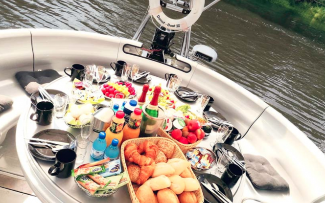 Motorboot Donut-Boot 5 mit integriertem Holzkohlegrill Bild 4