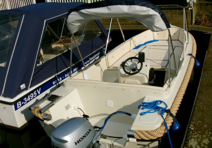 Motorboot führerscheinfreies 15 PS Motorboot Sunny 3 bis 4+3 Pers. ab 96 ? für 3 Stunden Bild 1