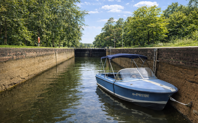 Motorboot Komfortables Elektro-Motorboot mit 10kW Leistung und großen Akkus (führerscheinpflichtig) Bild 2