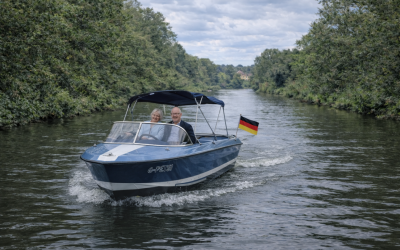 Motorboot Komfortables Elektro-Motorboot mit 10kW Leistung und großen Akkus (führerscheinpflichtig) Bild 1