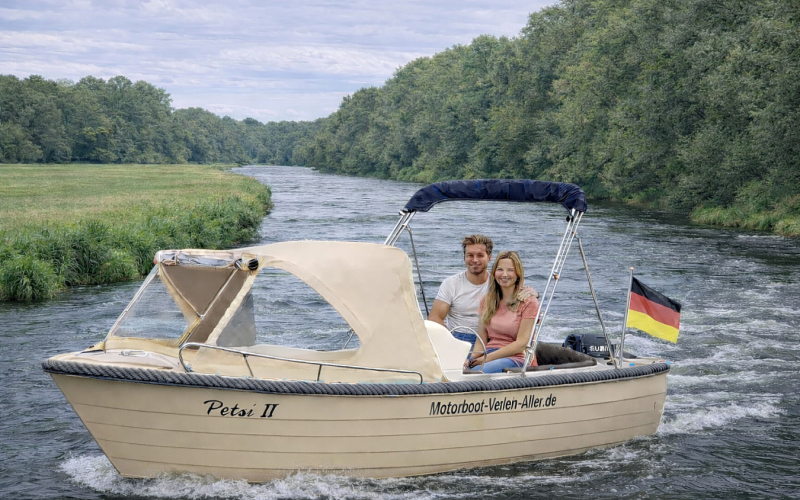 Motorboot Komfortables, führerscheinfreies 15PS Motorboot für bis zu 6 Personen mit Bimini und Cabrioverdeck Bild 3