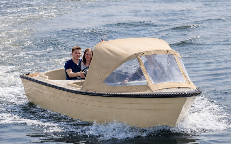 Motorboot Komfortables, führerscheinfreies 15PS Motorboot für bis zu 6 Personen mit Bimini und Cabrioverdeck Bild 1