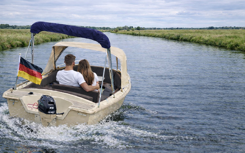 Motorboot Komfortables, führerscheinfreies 15PS Motorboot für bis zu 6 Personen mit Bimini und Cabrioverdeck Bild 2