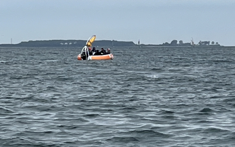 Motorboot USO-Identifizierbares Schwimmobjekt, Spaß im Kreis, einzigartig auf der Ostsee, für bis zu 10 Personen Bild 3