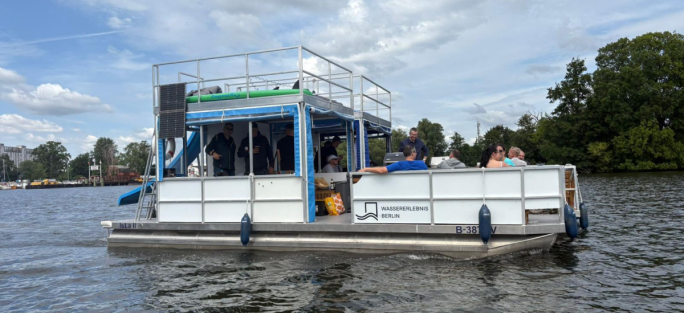 Floss IsLa II Grillboot - Eventboot - auf dem Tegeler See - bis zu 14 Personen - Wassererlebnis-Berlin mit Rutsche mieten
