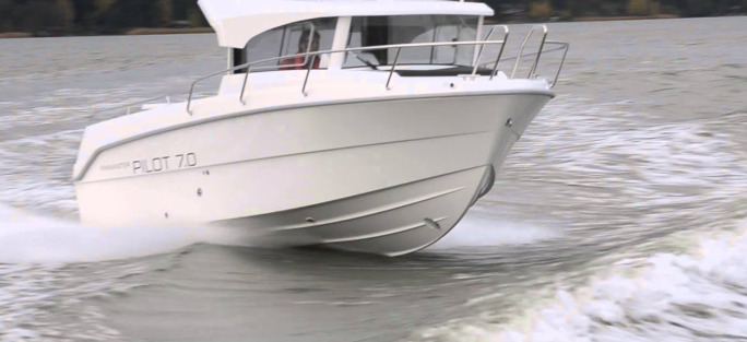 Motorboot Alpha II, Finnmaster Pilothouse Motorboot mit 150 PS für bis zu 7 Personen mieten