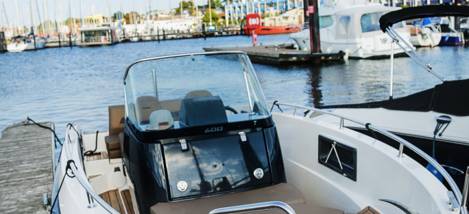 Motorboot Alpha IV, 115 PS, sparsames Boot, für bis zu 6 Wassersport Begeisterte. mieten