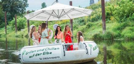 Motorboot Donut-Boot 2 mit integriertem Holzkohlegrill mieten