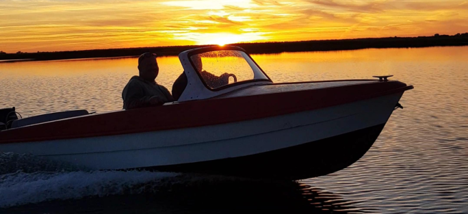 Motorboot Tour in den Sonnenuntergang mieten
