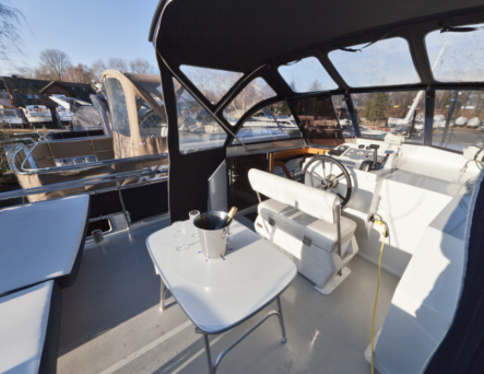 Erlebe das Element Wasser mit dem Yacht aus nächster Nähe.